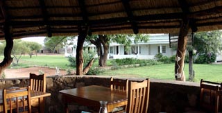 Dqae Qare Game Reserve Ghanzi, Botswana: dining area